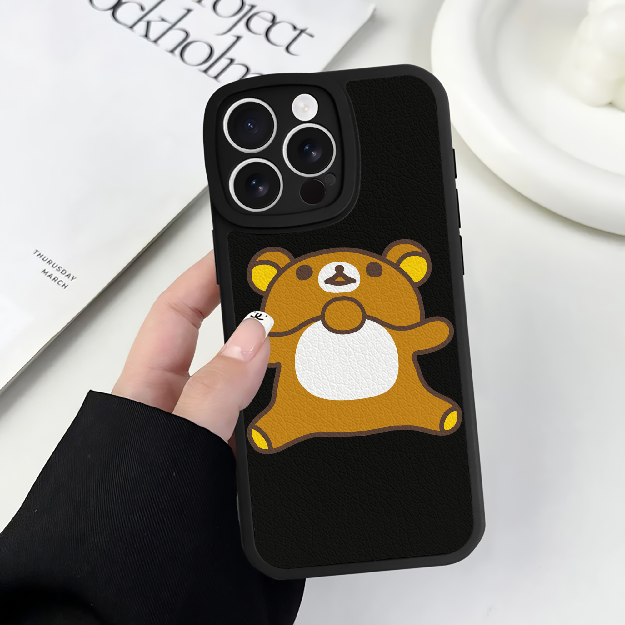 （画像用） リラックマ リラックマ キイロイトリ Rilakkuma Korilakkuma Kiiroitori 【iPhone 16シリーズ対応】シリコンスマホケース（レザー調） 材質：シリコン
